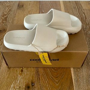 *NIB* STEVE MADDEN “Cool Planet” Cloudd Slide sandals. Ivory. Size 5.